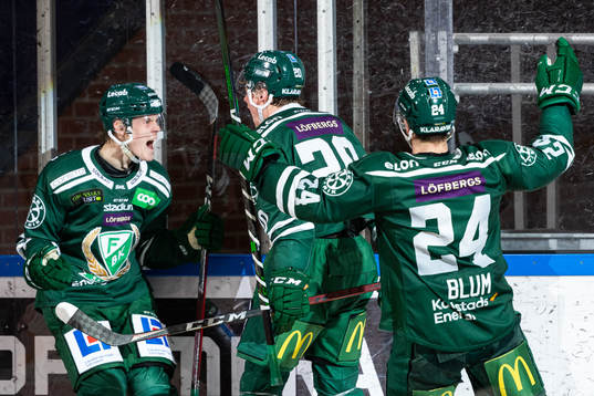 Färjestads Carl Jakobsson jublar med målskytten till 4-3