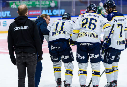 s Simon Önerud får hjälp av isen