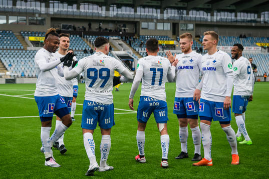  IFK Norrköpings Sead Haksabanovic jublar med lagkamrater efter att han gjort 2-0