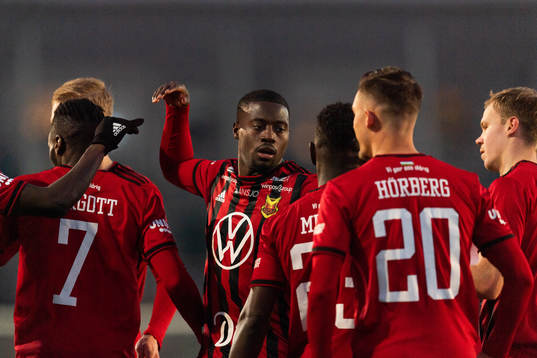 Östersunds Isak Ssewankambo jublar med lagkamrater efter 0-1