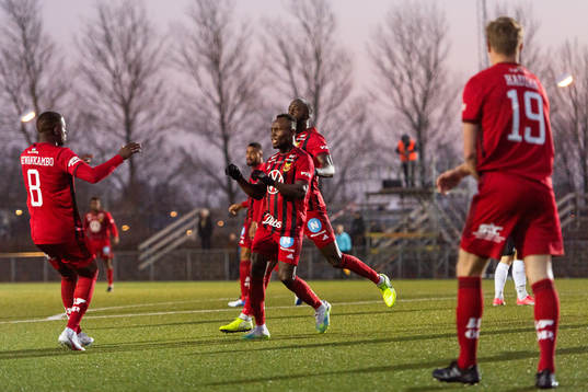 Östersunds Isak Ssewankambo och Samuel Laryea Mensiro jublar efter 0-1