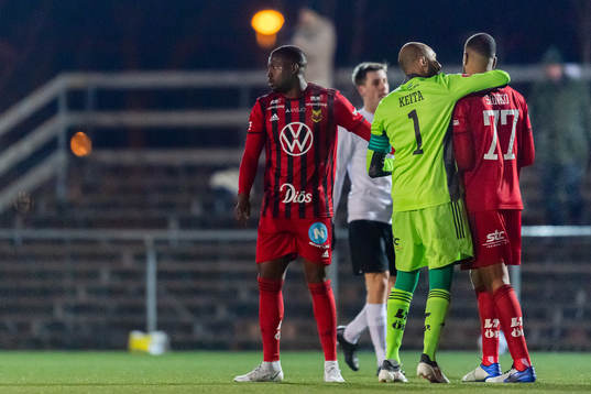 Östersunds målvakt Aly Keita och Noah Sonko Sundberg jublar