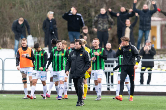 GAIS tränare Stefan Jacobsson jublar