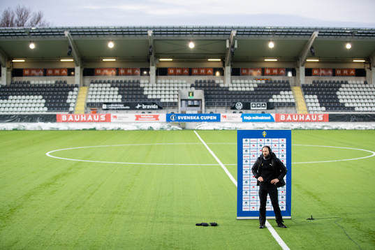 Häckens tränare Andreas Alm intervjuas