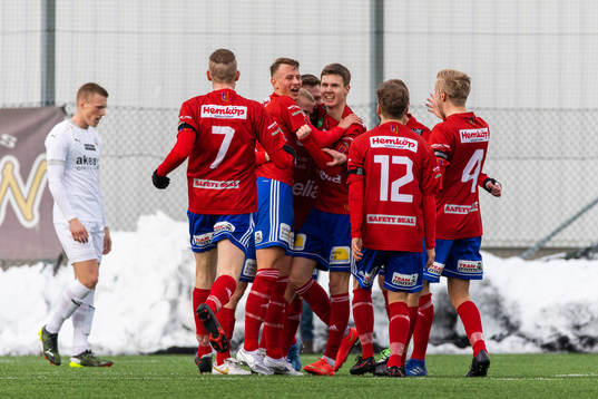 Gauthiods Jonatan Nilsson jublar med lagkamrater