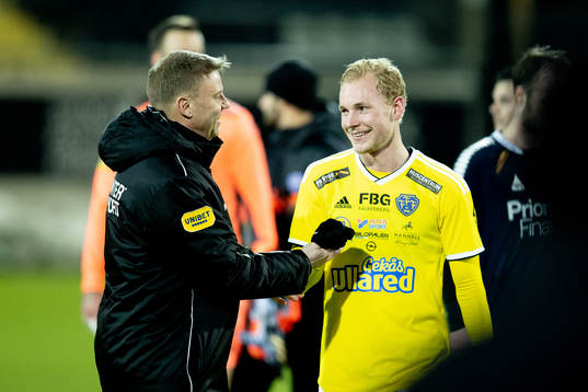 Falkenbergs Adam Bergmark Wiberg och tränare Hans Eklund jublar
