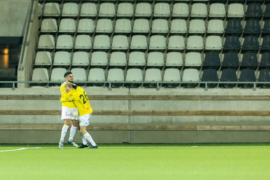 Falkenbergs Adam Bergmark Wiberg och Mahmut Özen jublar efter 3-0 i en tom arena