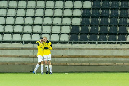 Falkenbergs Adam Bergmark Wiberg och Mahmut Özen jublar efter 3-0 i en tom arena
