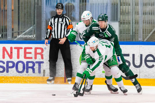 Rögles Dennis Everberg och Simon Ryfors i kamp om pucken