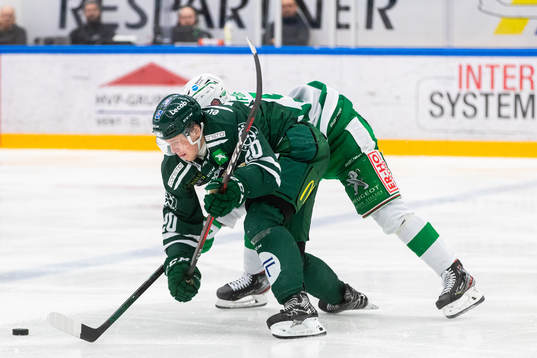 Färjestads Olle Lycksell  och Rögles Simon Ryfors i kamp