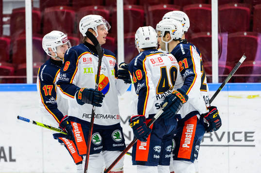 Djurgårdens Marcus Högström jublar med lagkamrater