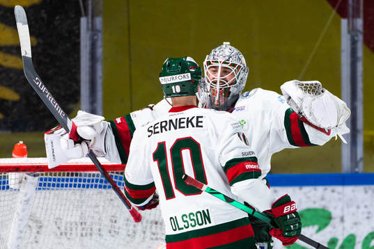 Frölundas Jens Olsson och målvakt Niklas Rubin jublar