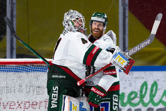 Frölundas målvakt Niklas Rubin och Jens Olsson jublar