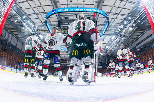 Frölundas målvakt Niklas Rubin jublar med lagkamrater