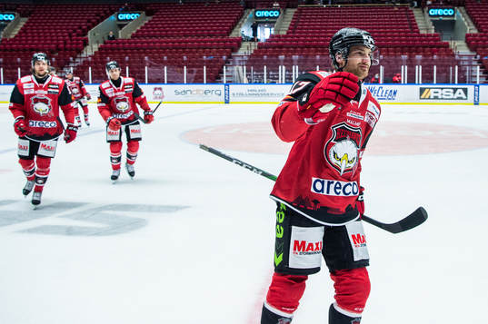 Malmö Redhawks Adam Johnson jublar