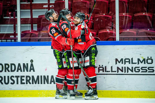 Malmö Redhawks Adam Johnson jublar