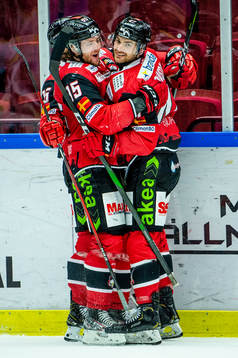 Malmö Redhawks Adam Johnson jublar