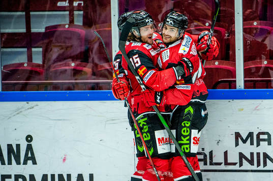 Malmö Redhawks Adam Johnson jublar