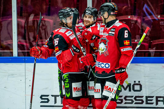 Malmö Redhawks Adam Johnson jublar