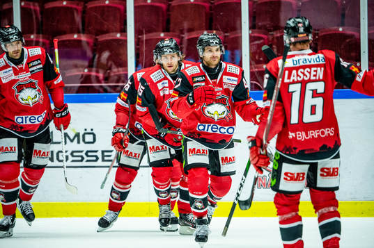 Malmö Redhawks Adam Johnson jublar
