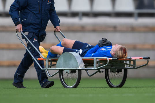 Eskilstunas Kaisa Collin får hjälp av planen på bår