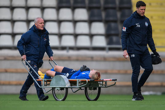 Eskilstunas Kaisa Collin får hjälp av planen på bår