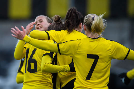 Häckens Filippa Curmark och Filippa Angeldal jublar efter 2-0