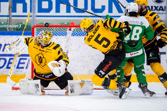 Rögles Dennis Everberg  kamp med Skellefteås Philip