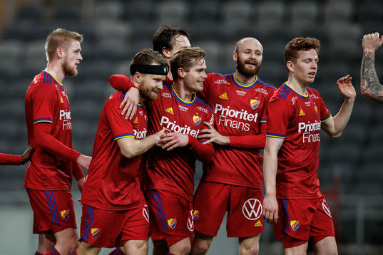 Djurgårdens Jacob Une Larsson jublar med lagkamrater efter 3-0