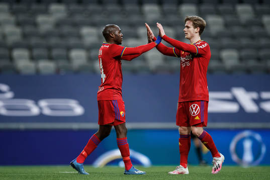 Djurgårdens Edward Chilufya jublar med Hampus Finndell efter 5-0