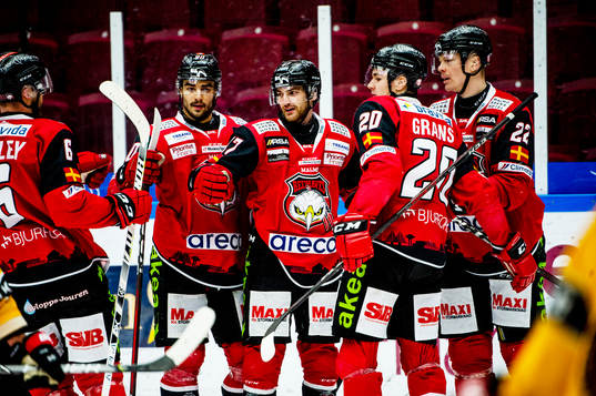 Malmö Redhawks Adam Johnson i mitten jublar