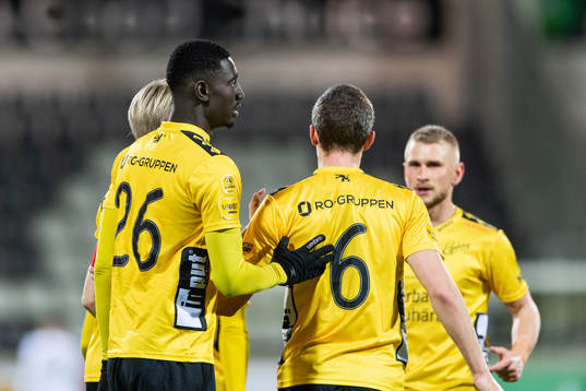 Elfsborgs Marokhy Ndione jublar med lagkamrater efter att han gjort 1-3
