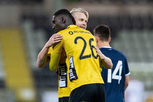 Elfsborgs Marokhy Ndione jublar med Johan Larsson efter att han gjort 1-3