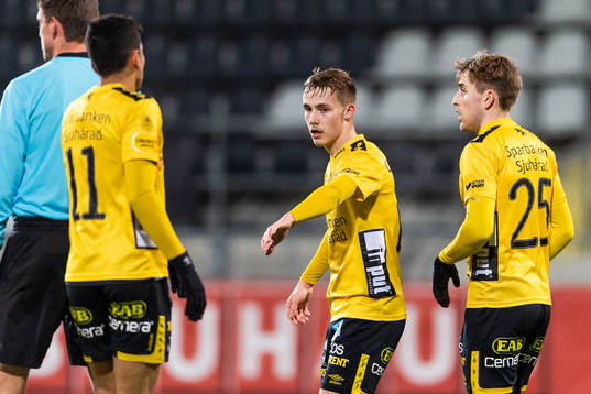 Elfsborgs Jacob Ondrejka (mitten) jublar med Ahmed Qasem och Jack Cooper Love efter att han gjort 1-4