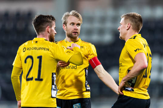 Elfsborgs Rasmus Alm och Johan Larsson jublar med målskytten till 1-2 Per Frick