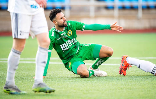 Hammarbys Imad Khalili reagerar på ett domslut