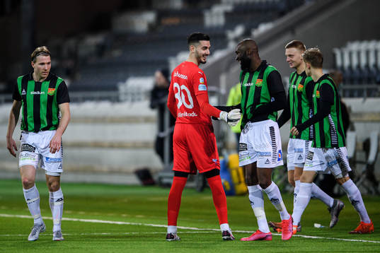 Malmö FFs målvakt Marko Johansson och GAIS Boris Lumbana