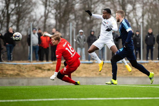 Malmö FFs målvakt Mathias Nilsson och Lasse Nielsen och