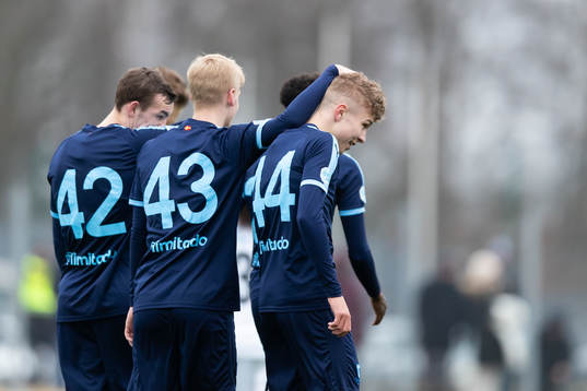 Malmö FFs Hugo Bolin jublar med sina lagkamrater