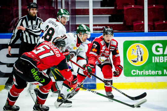 Frölundas Nicklas Lasu mot Malmö Redhawks Emil Sylvegård
