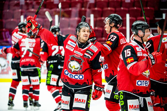 Malmö Redhawks Jesper Jensen Aabo jublar med lagkamraterna