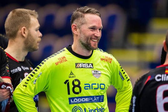 HK Malmös målvakt Torbjörn Jacobsson jublar