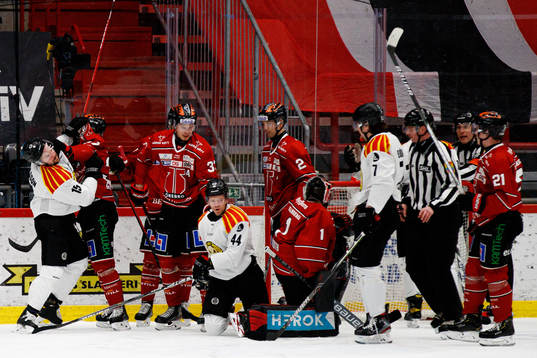 Brynäs Simon Bertilsson och Örebros Glenn Gustafsson i
