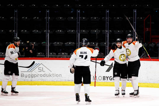 Brynäs Jadeon Descheneau och Marcus Björk jublar