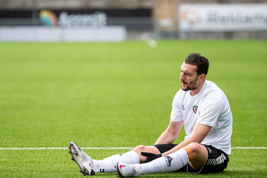 Örebros Agon Mehmeti har ont