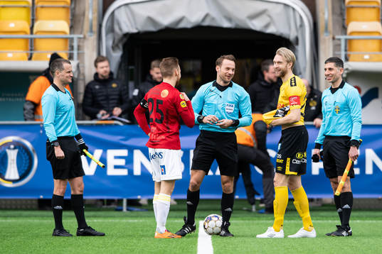 Domare Kristoffer Karlsson pratar med Falkenbergs Tobias Englund och Elfsborgs Johan Larsson vid lottningen