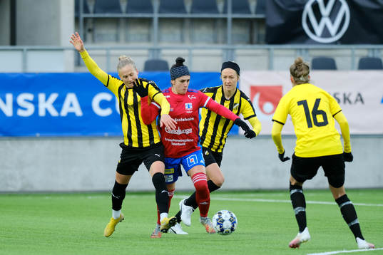 Vittsjös Fernanda Da Silva i duell med Häckens Filippa Curmark och Emma Kullberg