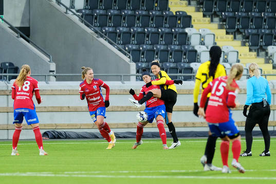 Häckens Emma Kullberg i duell med Vittsjös Fernanda Da Silva