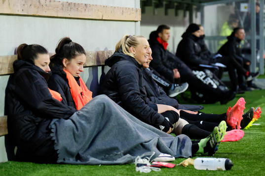 Häckens Pauline Hammarlund, Anna Julia Csiki, Stina Blackstenius och Johanna Rytting Kaneryd håller värmen