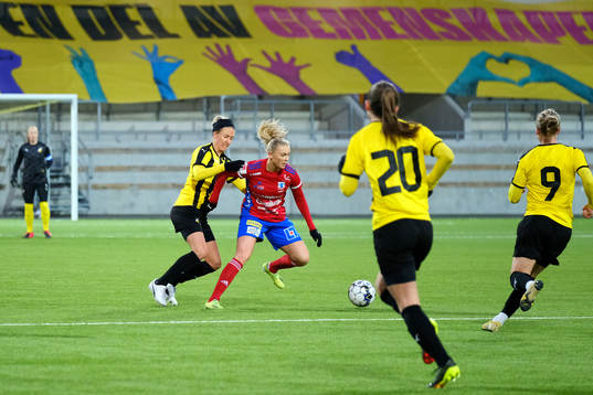 Häckens Emma Kullberg i duell med Vittsjös Beatrice Persson